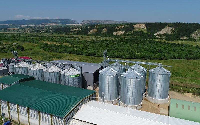 Consiliul Concurenței a aprobat tranzacția de preluare a companiilor Dachim și Supliment de la grupul Vetimex Capital (deținută de familia Korponay), de către ROCA Agri RDF. Divizia de agricultură a ROCA Investments va prelua integral controlul ambelor societăți.