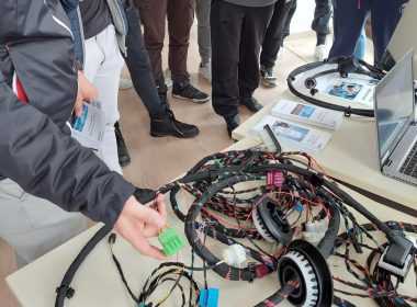 ”Târgul de viitor” pentru elevii bistrițeni a adus astăzi la Bistrița cele mai importante universități din România. Și peste 1000 de elevi care pot să răspundă după ziua de astăzi la întrebarea: “Eu ce fac cu viața mea?” Tinerii au nevoie de o direcție clară și de oportunități, iar târgul de astăzi de la Liceul InfoEl aduce acasă la Bistrița aceste oportunități pentru tineri. Îl felicit pe Gabi Urs și pe inimoșii voluntari de la Asociația POV21 pentru organizarea foarte bună a acestui eveniment. Sunt tânăr și sunt un susținător al tinerilor și al oportunităților pentru tineri. Atât la nivel local cât și în Parlamentul României! Oportunitățile pentru elevii bistrițeni vin din partea următoarelor universități: ● Universitatea Babeș-Bolyai din Cluj-Napoca (Facultatea de Matematică și Informatică). ● Universitatea Tehnică Cluj-Napoca ● Universitatea de Științele Vieții „Ion Ionescu de la Brad” din Iași ● Universitatea „Ștefan cel Mare” din Suceava ● Academia Forțelor Terestre „Nicolae Bălcescu” Sibiu ● Universitatea Alexandru Ioan Cuza Iași ● Universitatea Babeș-Bolyai din Cluj-Napoca - Extensia Năsăud ● Universitatea Tehnică „Gheorghe Asachi” Iaşi ● Universitatea de Vest Timișoara ● Academia Navală „Mircea cel Bătrân” din Constanța ● Universitatea „1 Decembrie 1918” din Alba Iulia ● Universitatea de Științe Agricole și Medicină Veterinară din Cluj-Napoca Mult succes tuturor elevilor și un drum bun în viață! Sunt alături de voi și cred în voi!