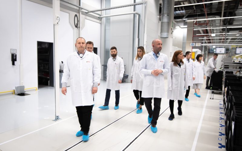 Deputații din Comisia de tehnologie a informației și comunicații (IT&C) au efectuat o vizită în teren la fabrica Bosch din județul Cluj. Aceasta a fost organizată de președintele comisiei, Sabin Sărmaș.