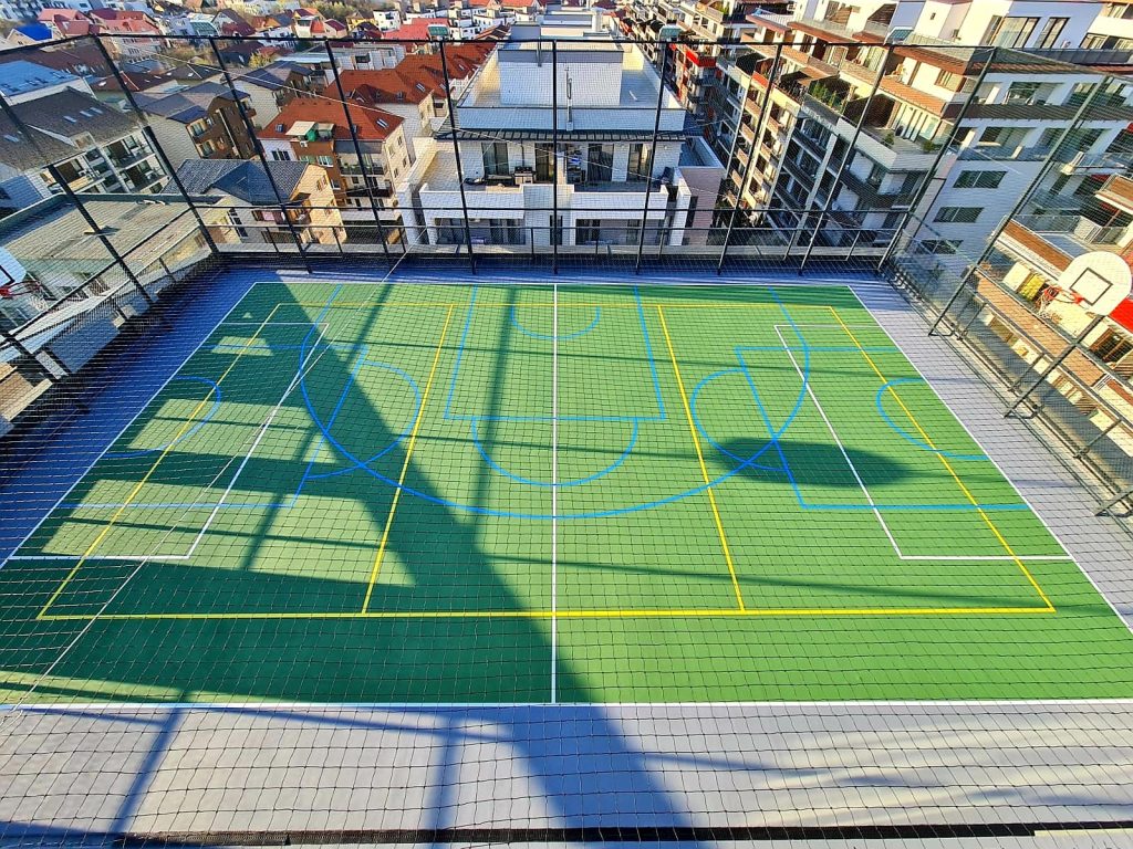 Recon Sport a finalizat proiectul de amenajare a unui teren de fotbal la etajul șapte al unui bloc din cartierul clujean Bună Ziua.
