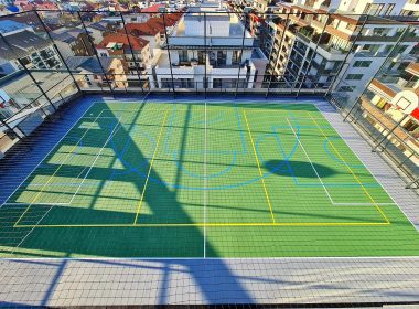 Recon Sport a finalizat proiectul de amenajare a unui teren de fotbal la etajul șapte al unui bloc din cartierul clujean Bună Ziua.
