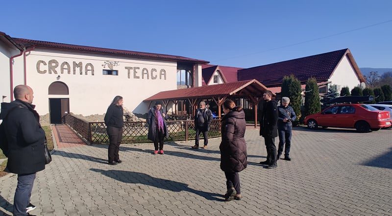 Un grup de masteranzi de la programele vinuri și horticultură a fost primit la Crama Ascunsă din comuna bistrițeană Teaca.