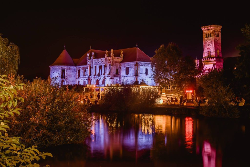Festivalul Electric Castle, de la domeniul Banffy din Bonțida, va aduna 300 de artiști și peste 250.000 de participanții.