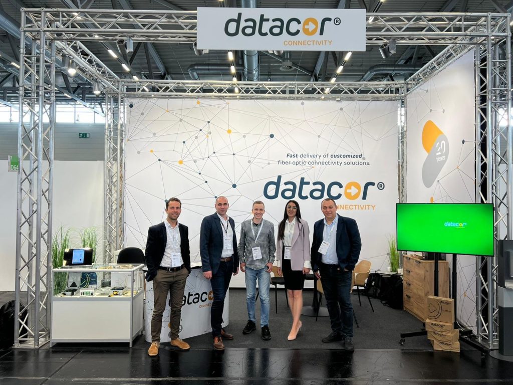 Integratorul IT&C Datacor a expus la Târgul Angacom de la Koln soluțiile de conectivitate fibră optică produse la fabrica sa din Bistrița.