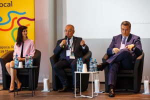 Edilul Emil Boc, premierul Nicolae Ciucă și președintele Comitetului European al Regiunilor (CoR), Apostolos Tzitzikostas, au făcut un schimb de opinii cu tinerii din Cluj-Napoca.