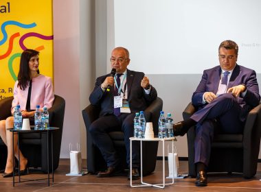 Edilul Emil Boc, premierul Nicolae Ciucă și președintele Comitetului European al Regiunilor (CoR), Apostolos Tzitzikostas, au făcut un schimb de opinii cu tinerii din Cluj-Napoca.