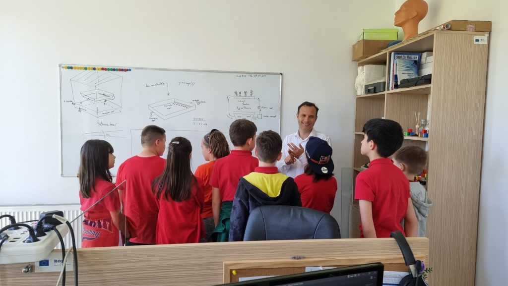 Ultimele tendințe în industria informatică le-au fost prezentate elevilor Școlii Internaționale Baia Mare (SIBM) la sediul companiei Holisun.