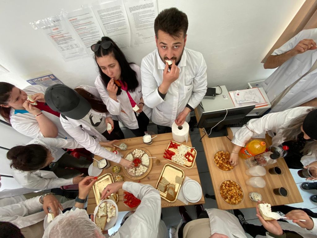 Un grup de tineri de la Facultatea de Zootehnie și Biotehnologii (FZB) a realizat o vizită de lucru la Fermele Ecologice Silvania (FES), din județul Sălaj.