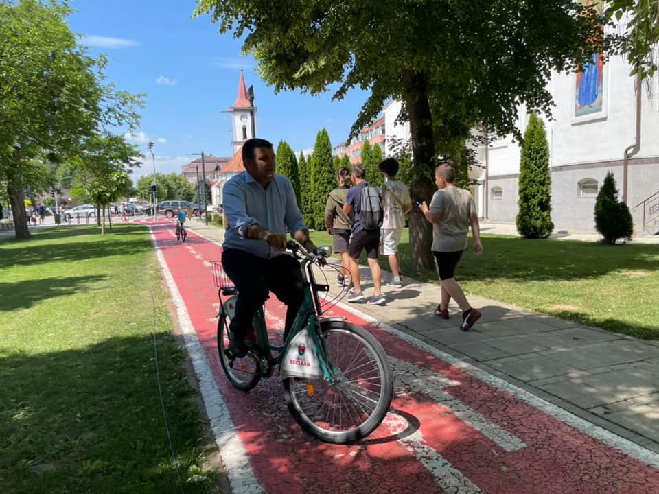 Primele 100 de biciclete achiziționate pe fonduri europene au sosit în orașul bistrițean Beclean.