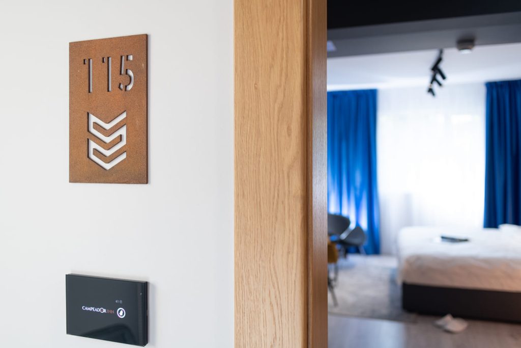 Un cămin de nefamiliști din Cluj-Napoca a fost transformat de către compania Campeador Bistrița într-un hotel inteligent.