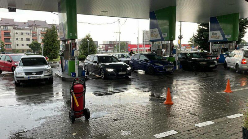 Mai mulți șoferi din Cluj au decis să alimenteze autovehiculele în cantități mici pentru a protesta față de prețurile în creștere la combustibil.