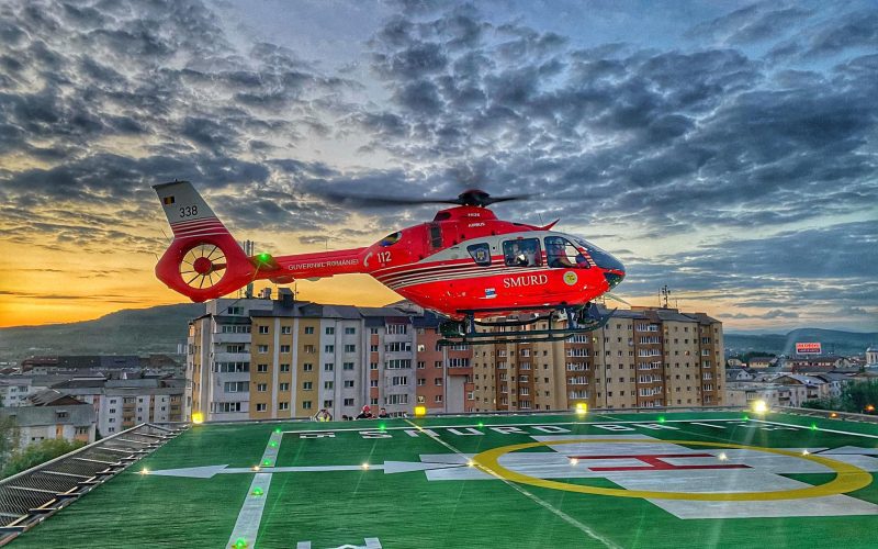 Echipamentele de la heliportul de pe Spitalul Județean de Urgență Bistrița (SJUB), primul de pe o unitate medicală din România, o investiție de 1,6 milioane de euro, au fost puse în funcțiune.