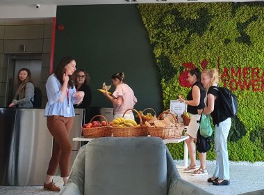 Noua recepție a Amera Tower Cluj (ATC) este amplasată lângă un perete “verde”, iar cei care își desfășoară activitatea în clădire beneficiază de băuturi răcoritoare și fructe.