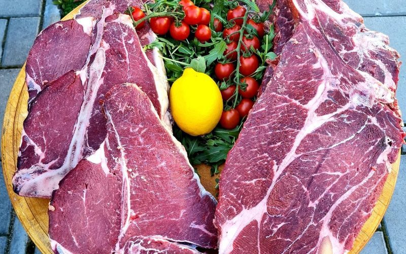 Fermele Ecologice Silvania (FES) au anunțat că va debuta producția de carne și preparate din carne, ecologice.