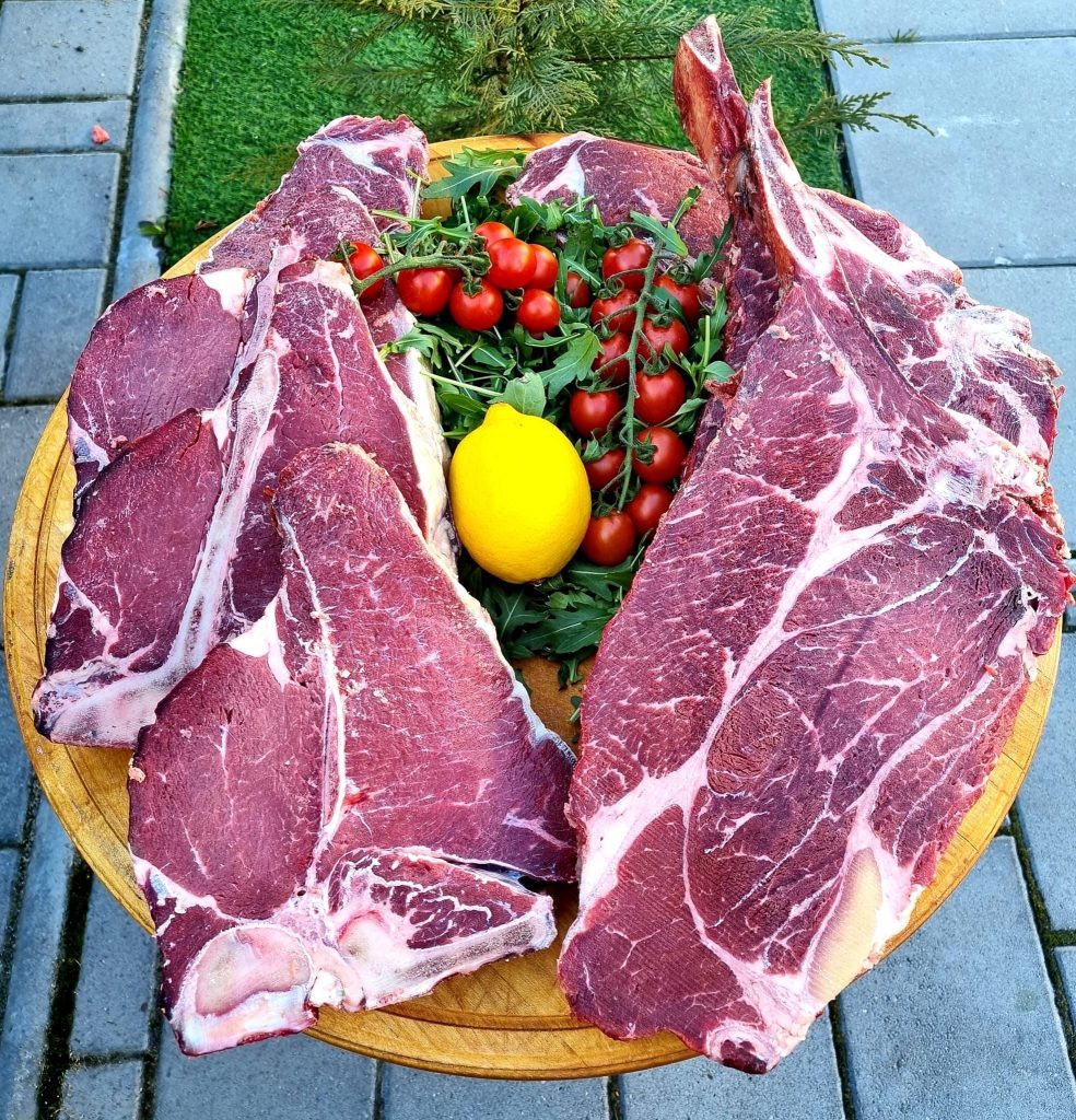 Fermele Ecologice Silvania (FES) au anunțat că va debuta producția de carne și preparate din carne, ecologice.