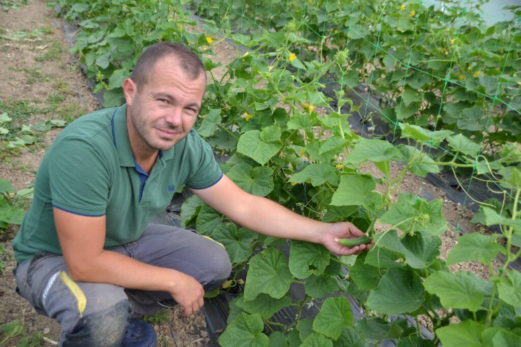 Tudor Bura locuiește în Buzești, în zona cartierului de case nou-înființat în fosta livadă a satului.