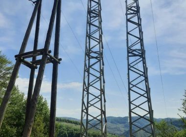 Distribuție Energie Electrică Romania (DEER) a finalizat lucrarea de modernizare a LEA Beclean - Agrieșel, din stația 110/20kV Beclean, în zona Hălmăsău.