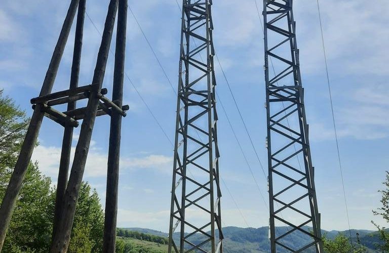 Distribuție Energie Electrică Romania (DEER) a finalizat lucrarea de modernizare a LEA Beclean - Agrieșel, din stația 110/20kV Beclean, în zona Hălmăsău.