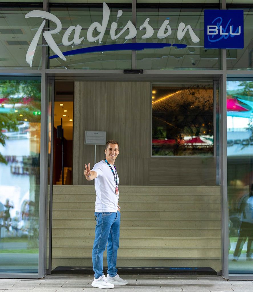 După trei ani de muncă asiduă, putem anunța în sfârșit că Radisson Blu Hotelul (RBH) Cluj este acum deschis pentru publicul larg