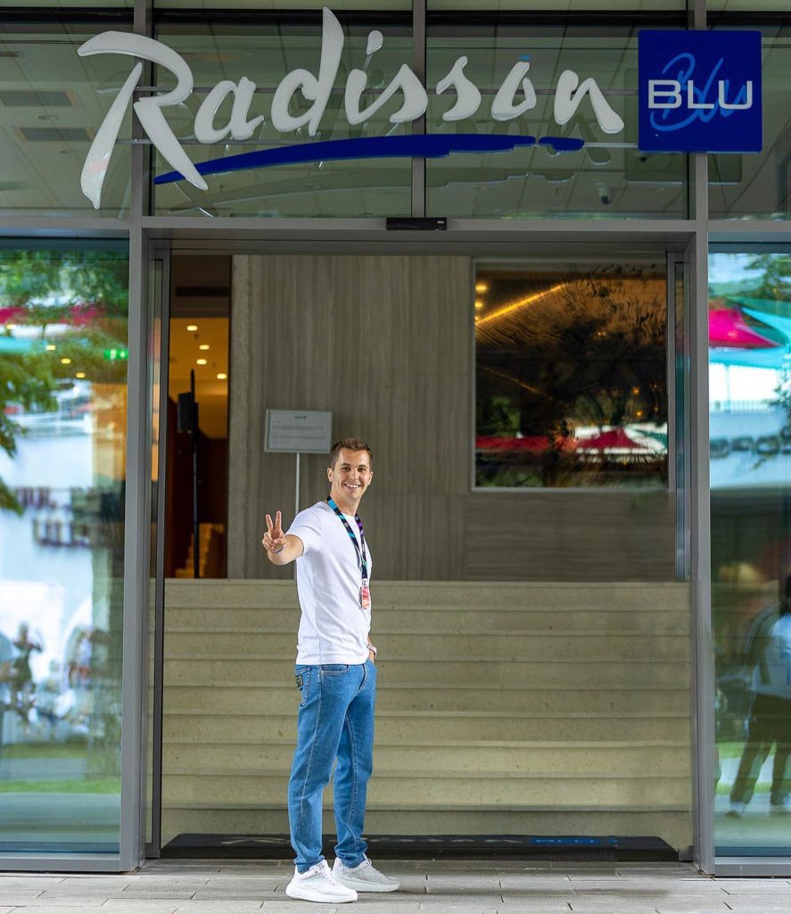 După trei ani de muncă asiduă, putem anunța în sfârșit că Radisson Blu Hotelul (RBH) Cluj este acum deschis pentru publicul larg