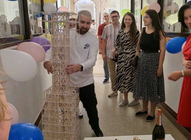 Grupul de studenți specializat în inginerie seismică a fost primit cu șampanie de lux și tort la Decanatul Facultății de Construcții din cadrul Universității Tehnice din Cluj-Napoca (UTCN).