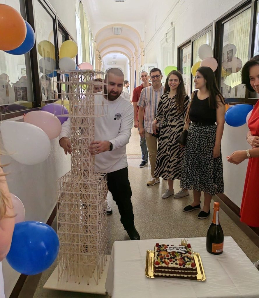 Grupul de studenți specializat în inginerie seismică a fost primit cu șampanie de lux și tort la Decanatul Facultății de Construcții din cadrul Universității Tehnice din Cluj-Napoca (UTCN).