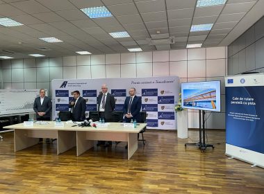 Pe Aeroportul Internațional Cluj (AIAIC) au devenit operaționale cele două căi, Hotel și India, din proiectul “Cale de rulare paralelă cu pista”, finanțat din fonduri nerambursabile.