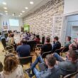 Marton Kodok, membru al Asociației Pro Infrastructură (API) a fost prezent la o dezbatere publică pe tema A8, derulată în județul Mureș, la Primăria Miercurea Nirajului, atrăgând atenția participanților prin două “obiecții reale”.