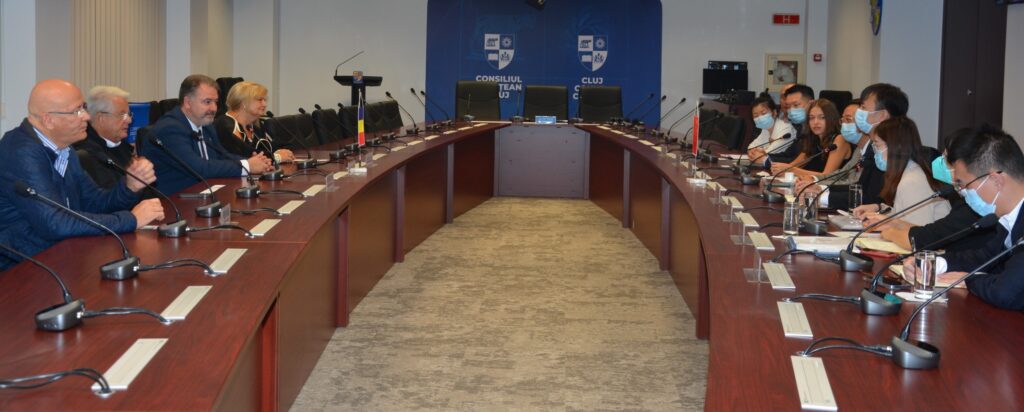 Vicepreședintele Consiliului Judeţean Cluj, Istvan Vakar, domnul Vákár István, a primit vizita unei delegaţii formate din oficiali și oameni de afaceri din provincia Ningbo.
