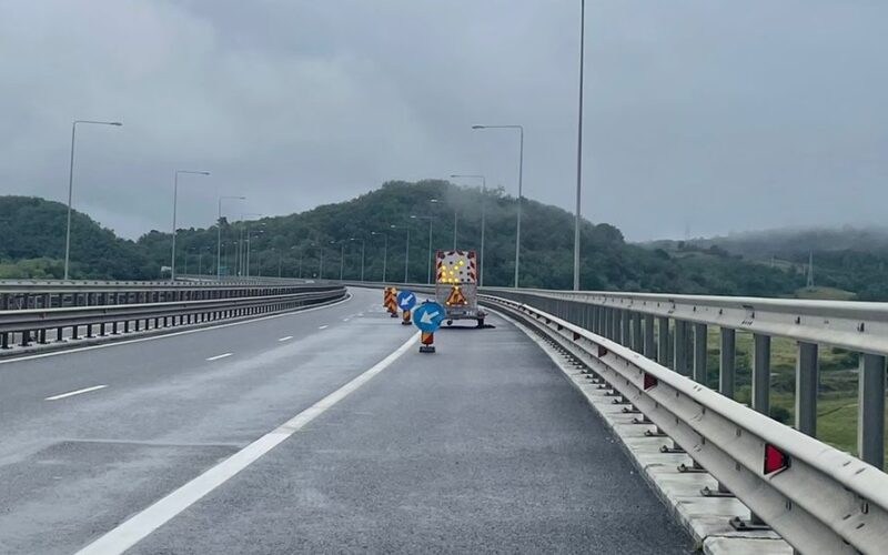 Ca urmare a degradărilor apărute pe suprafața carosabilă a A1, pe sectorul cuprins între Sibiu și Sebeș, au fost instituite restricții de circulație între mai multe poziții kilometrice.