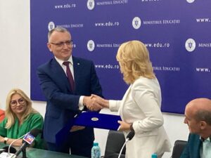 Ministrul educației, Sorin Cîmpeanu, a semnat cu Confederaţia Naţională pentru Antreprenoriat Feminin (CONAF) și Federația Patronală Petrol și Gaze (FPPG) protocolul privind „Pactul pentru Educaţie Antreprenorială” (PEA) pentru următorii patru ani.