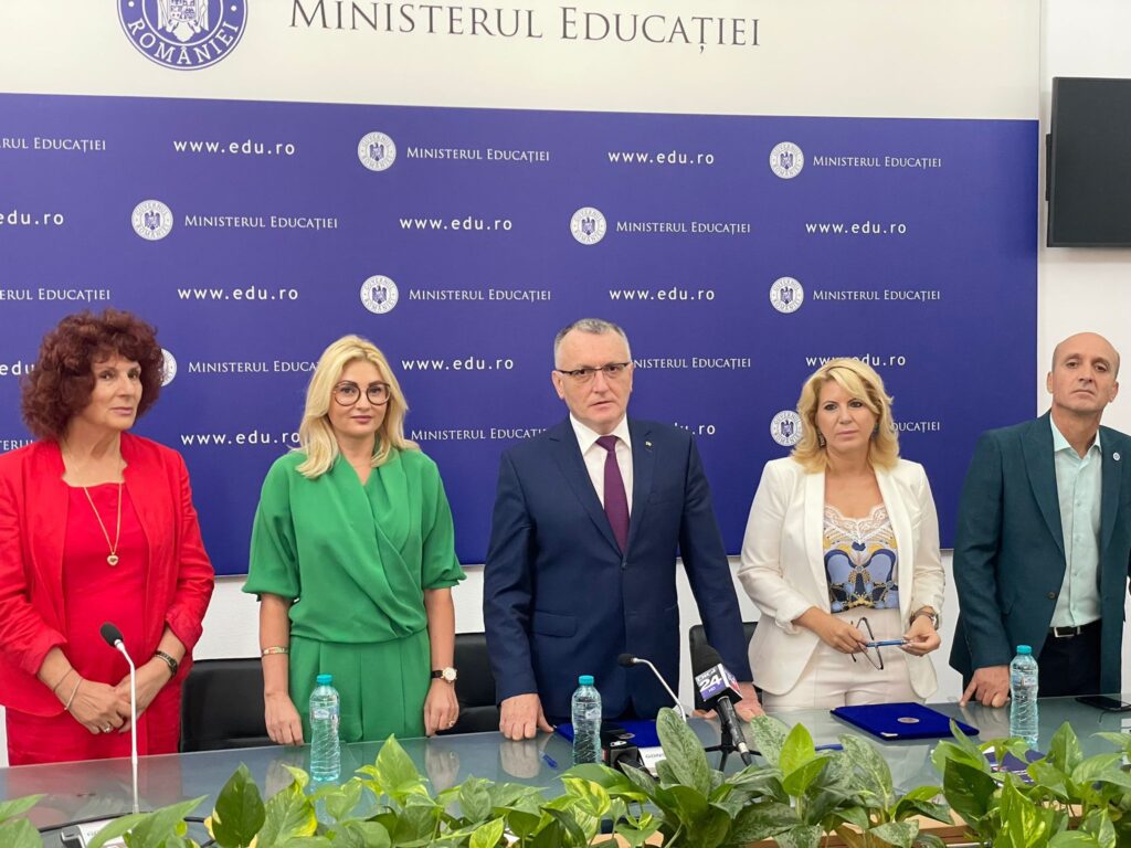 Ministrul educației, Sorin Cîmpeanu, a semnat cu Confederaţia Naţională pentru Antreprenoriat Feminin (CONAF) și Federația Patronală Petrol și Gaze (FPPG) protocolul privind „Pactul pentru Educaţie Antreprenorială” (PEA) pentru următorii patru ani.