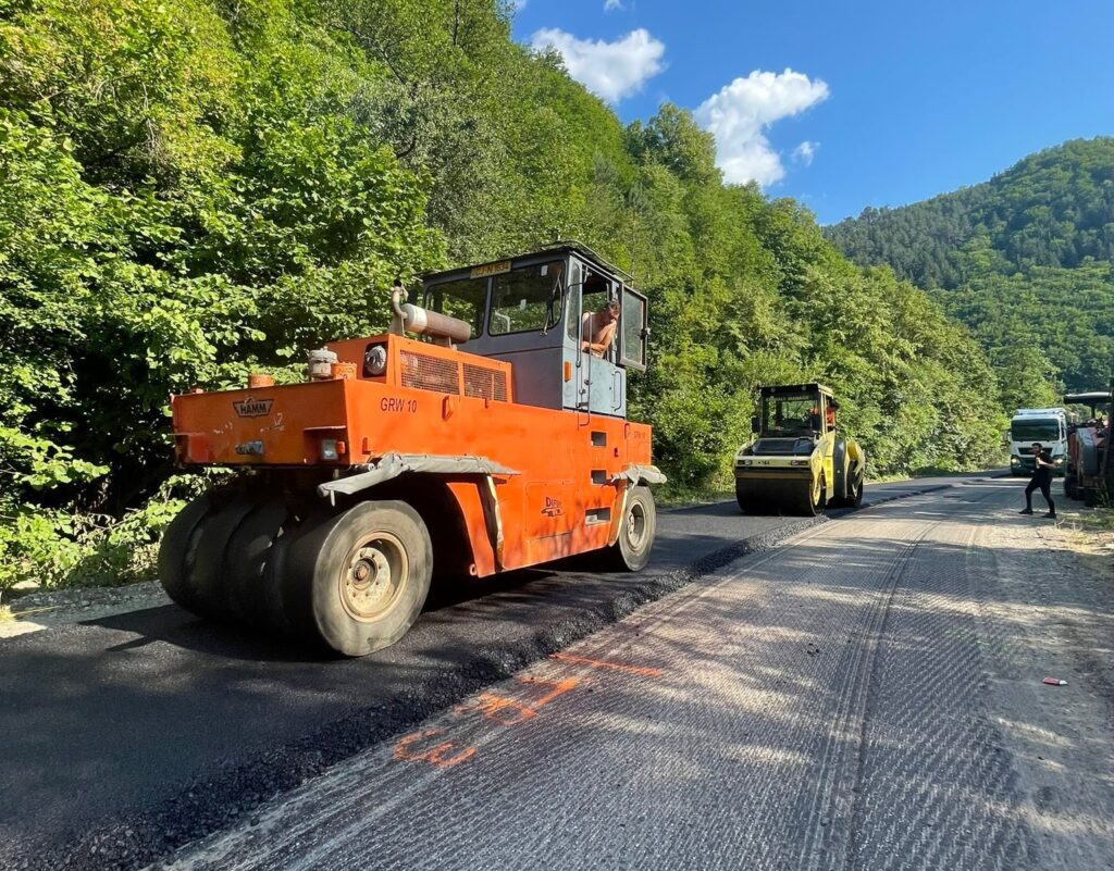 Lucrările desfășurate în vederea finalizării, cu fonduri UE, a modernizării și reabilitării Drumului Județean 107M Luna de Sus – Băișoara – Buru – limită cu județul Alba, avansează în ritm rapid, susțin reprezentanții județului Cluj.