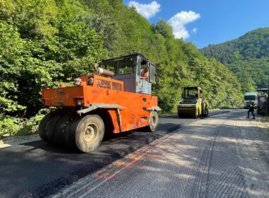 Lucrările desfășurate în vederea finalizării, cu fonduri UE, a modernizării și reabilitării Drumului Județean 107M Luna de Sus – Băișoara – Buru – limită cu județul Alba, avansează în ritm rapid, susțin reprezentanții județului Cluj.