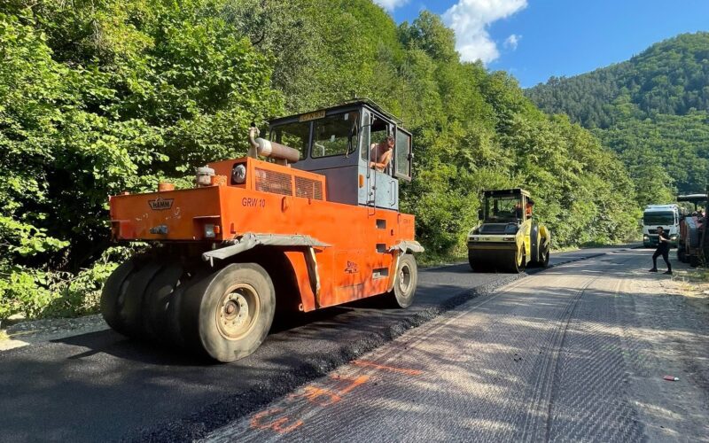Lucrările desfășurate în vederea finalizării, cu fonduri UE, a modernizării și reabilitării Drumului Județean 107M Luna de Sus – Băișoara – Buru – limită cu județul Alba, avansează în ritm rapid, susțin reprezentanții județului Cluj.