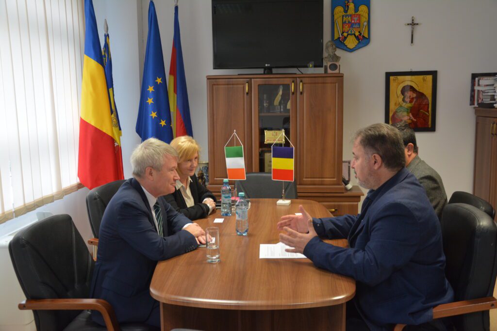 Vicepreședintele Consiliului Județean, Istvan Vakar, a primit vizita unei delegații conduse de Paul McGarry, ambasadorul Irlandei la București.