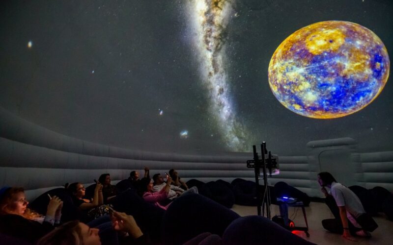 Planetariul gonflabil îi va transporta pe „turiștii spațiali" mai departe de Calea Lactee, prin intermediul proiecțiilor