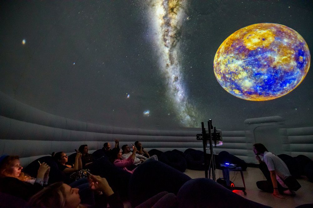 Planetariul gonflabil îi va transporta pe „turiștii spațiali" mai departe de Calea Lactee, prin intermediul proiecțiilor