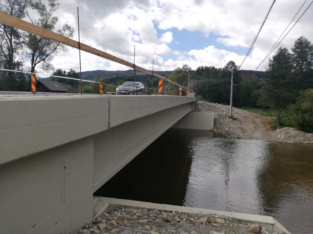 Momentan, traficul în zona Valea Drăganului se desfășoară alternativ, pe una dintre benzi, a precizat administrația județeană.