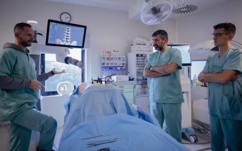 O echipă de medici neurochirurgi din Spitalul MedLife Humanitas (SMH) Cluj a testat, în vederea implementării în cadrul unității, cea mai performantă tehnologie robotică și de neuronavigație integrată disponibilă în lume.