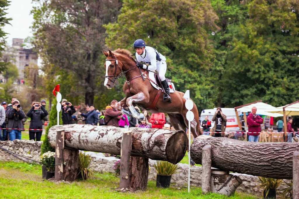 Karpatia Horse Show revine “pe cai mari" în 2022! Unul dintre cele mai așteptate evenimente de echitație și lifestyle ecvestru din România și sud-estul Europei are loc în acest weekend pe Domeniul Cantacuzino din Florești, Prahova.