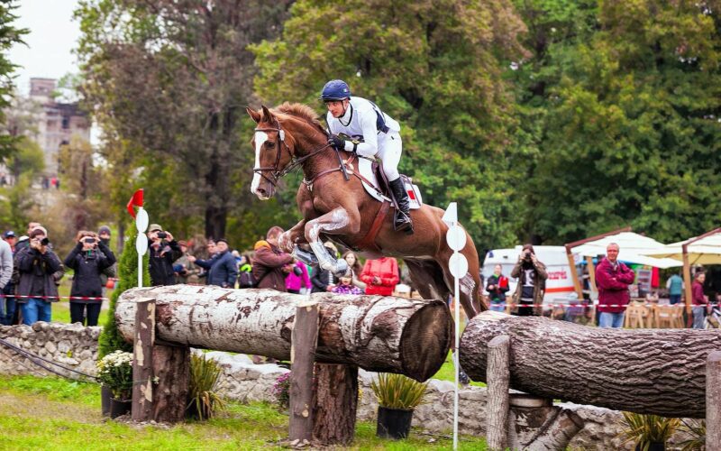 Karpatia Horse Show revine “pe cai mari" în 2022! Unul dintre cele mai așteptate evenimente de echitație și lifestyle ecvestru din România și sud-estul Europei are loc în acest weekend pe Domeniul Cantacuzino din Florești, Prahova.