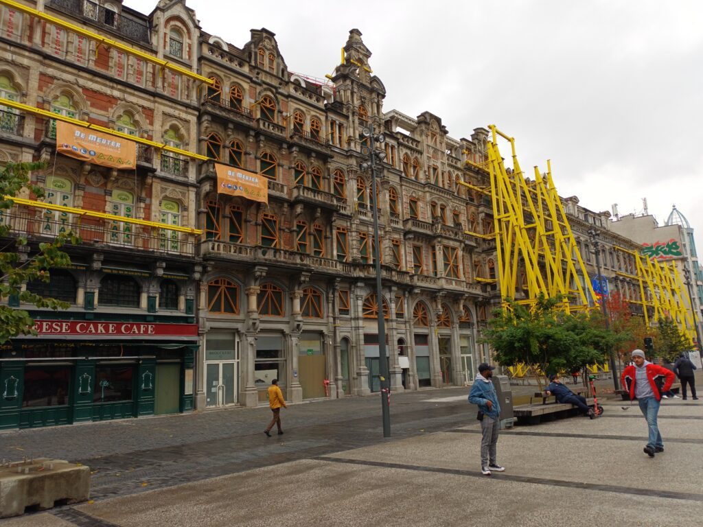 Cum un weekend însorit de toamnă reprezintă o raritate la Bruxelles, lumea iese buluc în oraș.