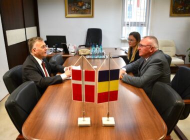 Vicepreședintele Consiliului Județean (CJ), Marius Mînzat, l-a primit pe Uffe Balslev, noul ambasador al Danemarcei la București.
