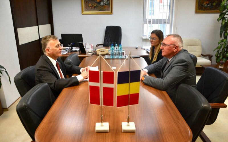 Vicepreședintele Consiliului Județean (CJ), Marius Mînzat, l-a primit pe Uffe Balslev, noul ambasador al Danemarcei la București.