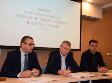 După aprobarea POR Vest, Sud-Muntenia, Nord-Vest, Sud-Vest Oltenia, Sud-Est și Nord-Est, a venit rândul POR Centru să primească aviz pozitiv din partea Comisiei Europene (CE).