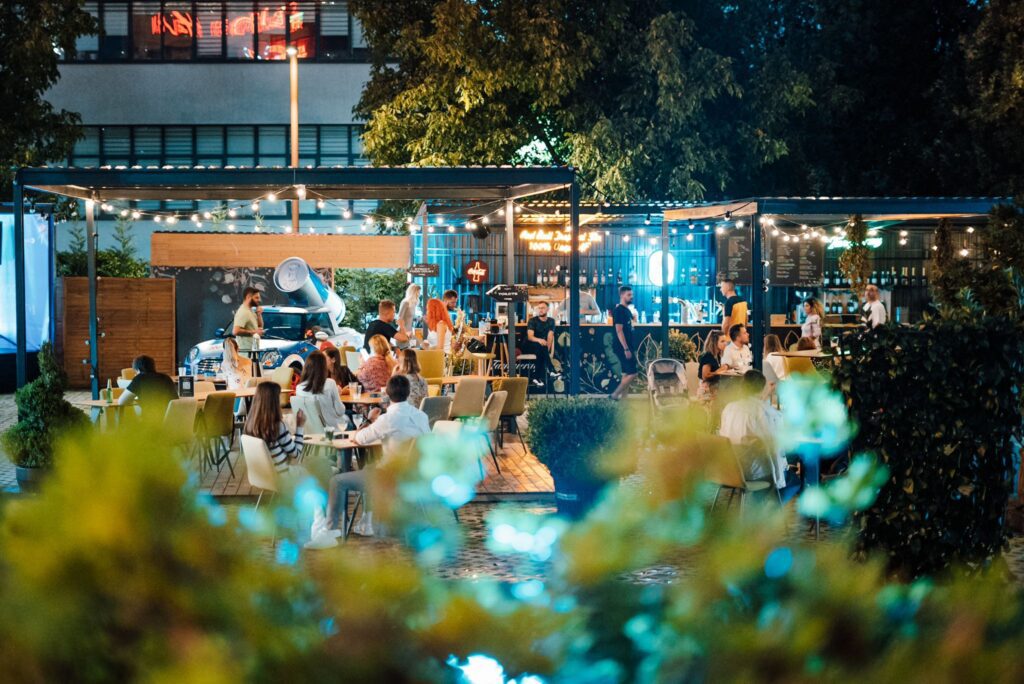 La Iconic Garden din Iulius Mall Cluj ne bucurăm de Oktoberfest, cu muzică live, spectacole pentru copii, paradă de costume, dar și delicii culinare pentru întreaga familie. 