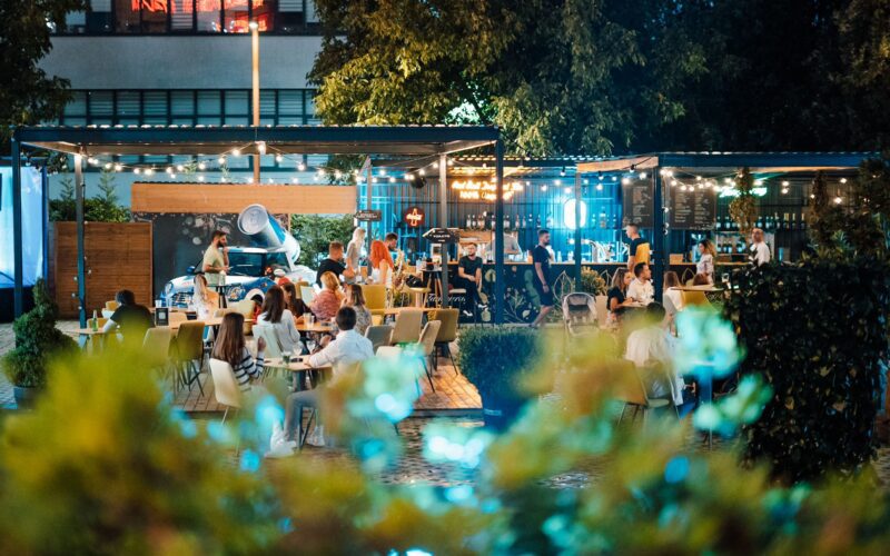 La Iconic Garden din Iulius Mall Cluj ne bucurăm de Oktoberfest, cu muzică live, spectacole pentru copii, paradă de costume, dar și delicii culinare pentru întreaga familie. 