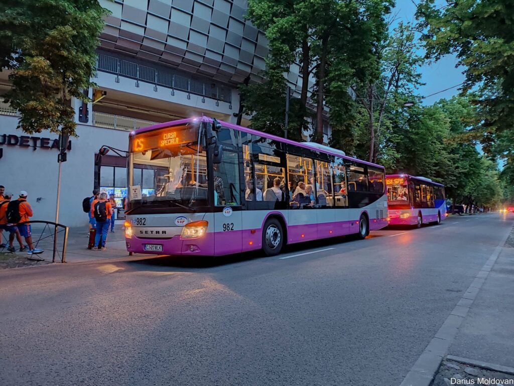 “De la autobuze cu afișaje, anunțuri și podea coborâtă la microbuze cu puține locuri, fără afișaje, cu podea inaltă și trepte, o singură ușă și suspensii ca inexistente - dubițe diesel neaccesibile au început să circule frecvent în peisajul transportului urban.