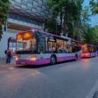 “De la autobuze cu afișaje, anunțuri și podea coborâtă la microbuze cu puține locuri, fără afișaje, cu podea inaltă și trepte, o singură ușă și suspensii ca inexistente - dubițe diesel neaccesibile au început să circule frecvent în peisajul transportului urban.